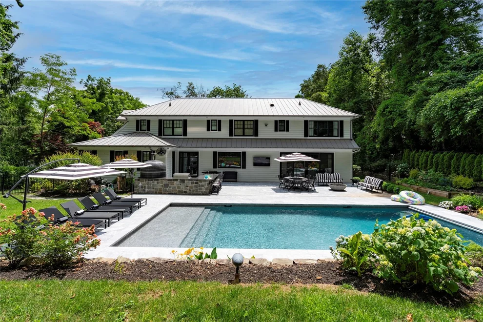 Unit for sale at 25 Fern Drive, North Hempstead, NY 11576