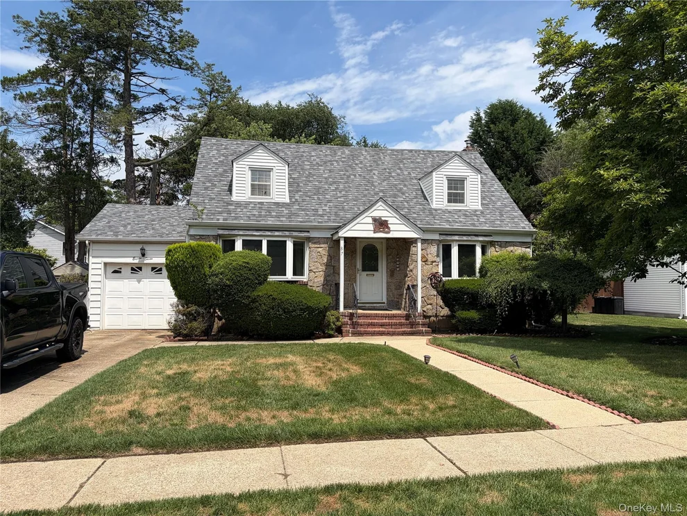 Unit for sale at 87 Parkway Drive, North Hempstead, NY 11590