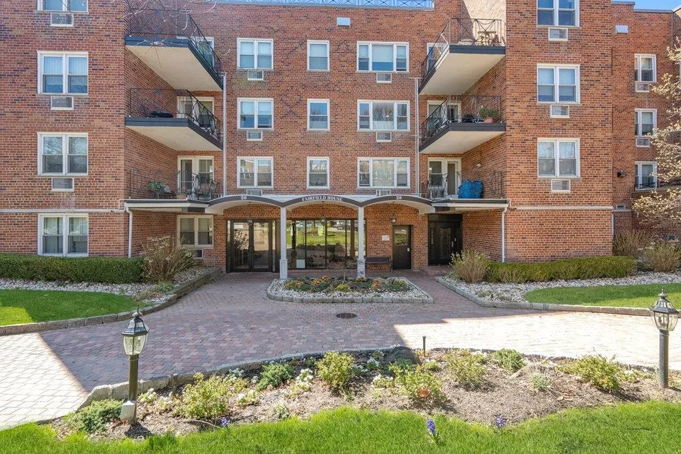 Unit for sale at 20 Chapel Place, North Hempstead, NY 11021