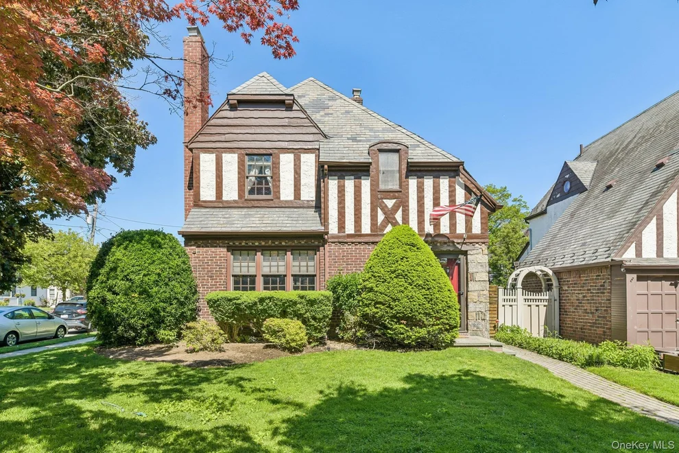 Unit for sale at 60 Croyden Road, North Hempstead, NY 11501
