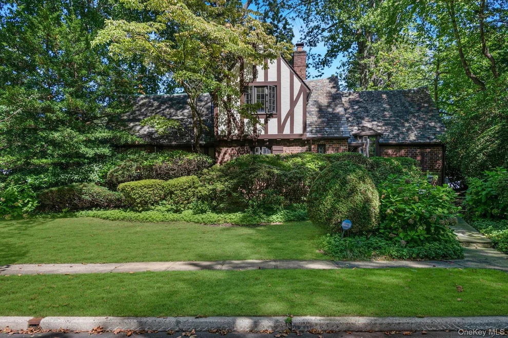 Unit for sale at 57 Wensley Drive, North Hempstead, NY 11020