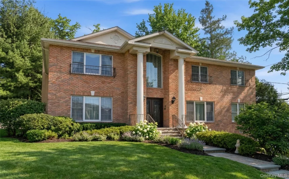 Unit for sale at 4 Peachtree Lane, North Hempstead, NY 11576