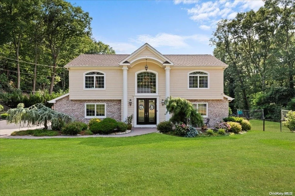Unit for sale at 2 Susan Lane, Huntington, NY 11746