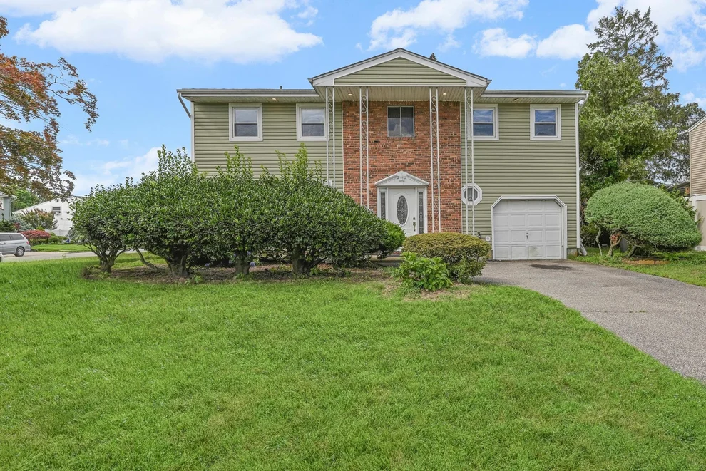 Unit for sale at 20 Sunshine Lane, Babylon, NY 11701