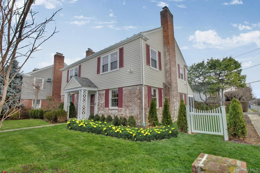 Unit for sale at 2 Bayview Court, North Hempstead, NY 11030