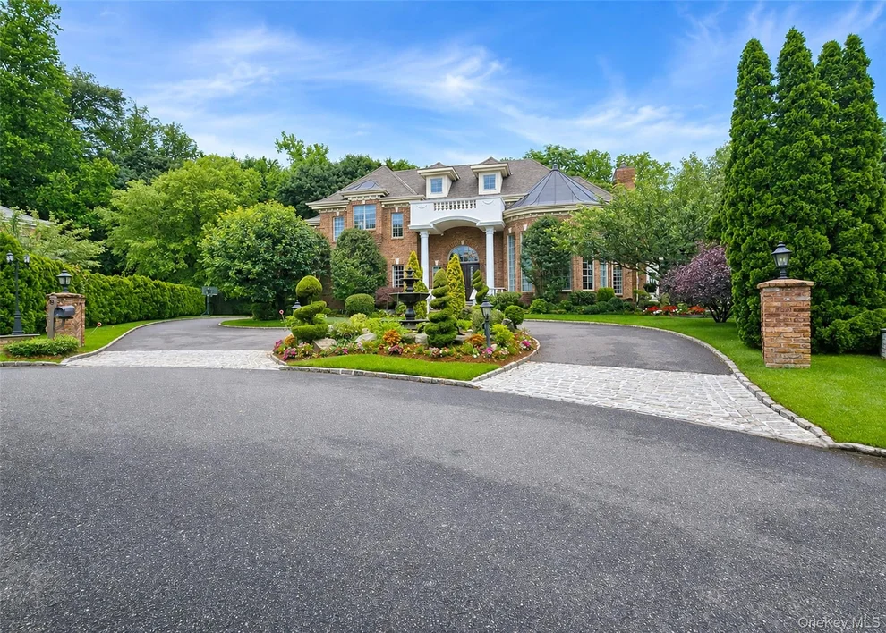 Unit for sale at 6 Boxwood Way, North Hempstead, NY 11030
