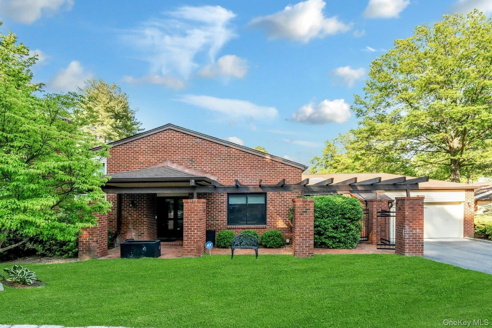 Unit for sale at 177 Gannet Court, North Hempstead, NY 11030