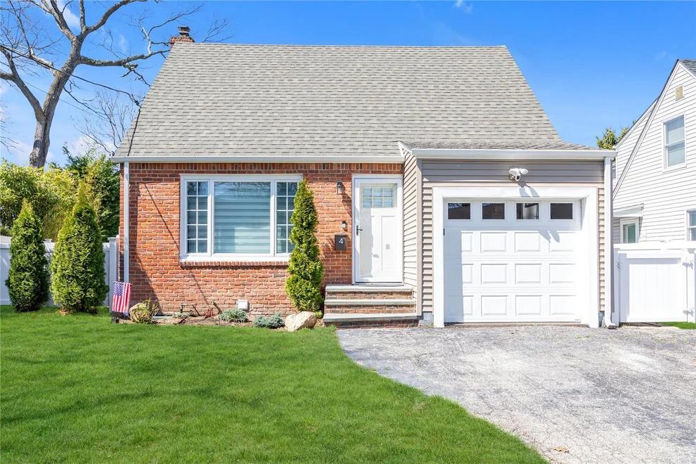 Unit for sale at 4 Oak Ridge Lane, North Hempstead, NY 11507