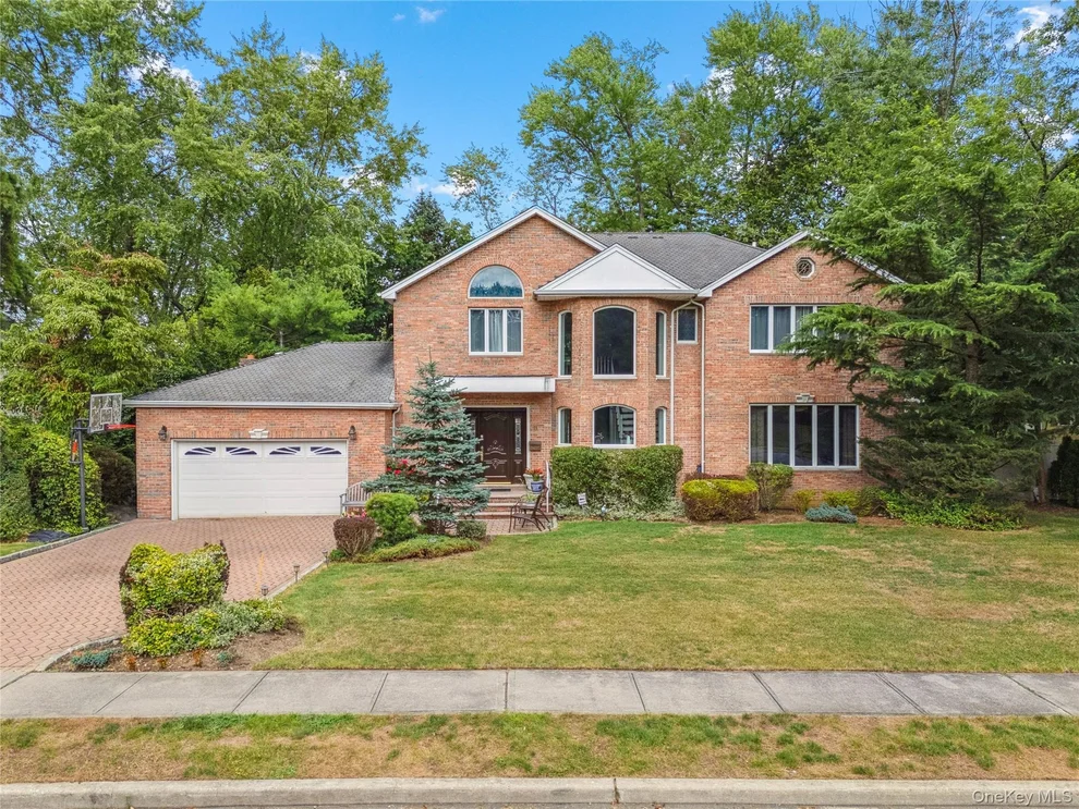 Unit for sale at 8 Percheron Lane, North Hempstead, NY 11577