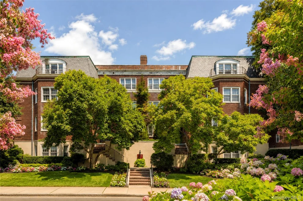 Unit for sale at 2 chateaux Circle, Scarsdale, NY 10583