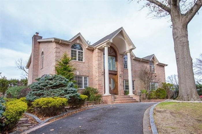 Unit for sale at 1 Jeffrey Lane, North Hempstead, NY 11020