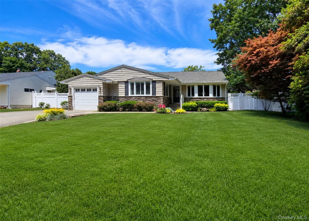 Unit for sale at 7 Talbot Lane, Smithtown, NY 11787