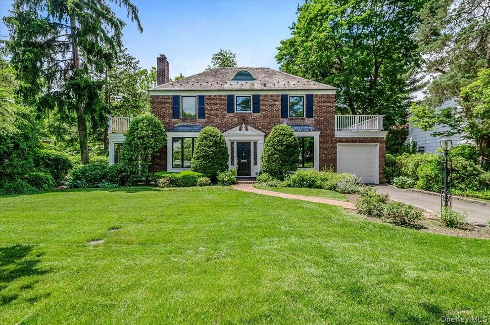 Unit for sale at 8 Parkside Drive, North Hempstead, NY 11021