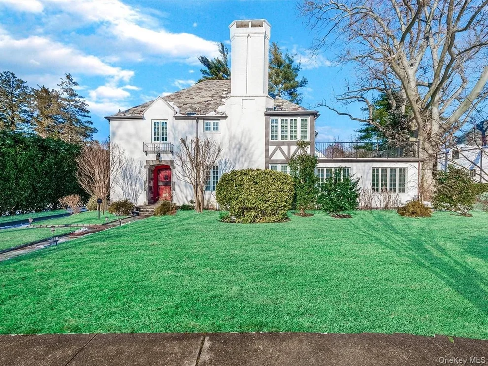Unit for sale at 15 Surrey Road, North Hempstead, NY 11020