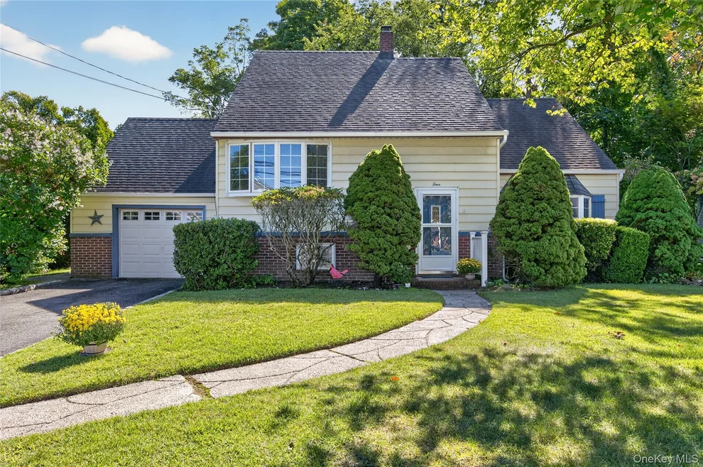 Unit for sale at 4 Oaktree Lane, Huntington, NY 11746