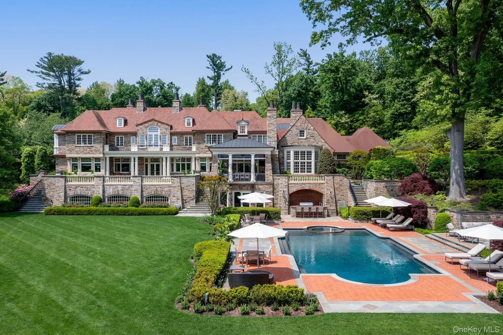 Unit for sale at 6 Spring Hill Lane, North Hempstead, NY 11568
