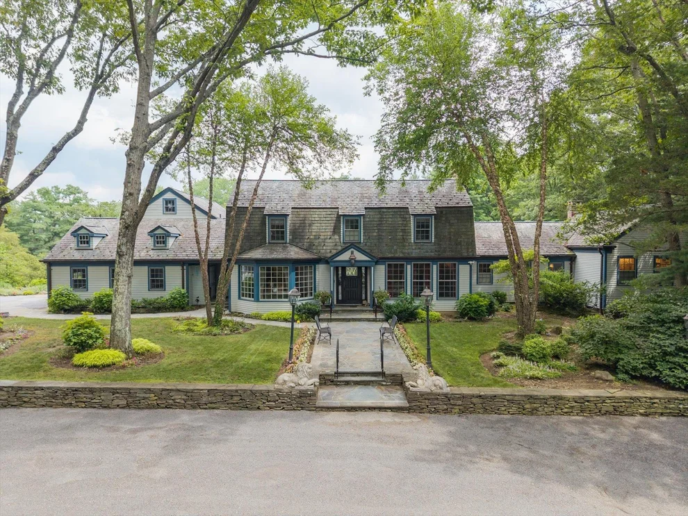 Unit for sale at 4 Clock Tower Lane, North Hempstead, NY 11568