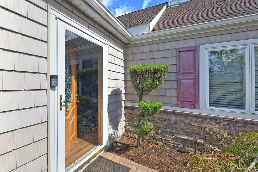 Unit for sale at 5 Woodcock Lane, Hempstead, NY 11756