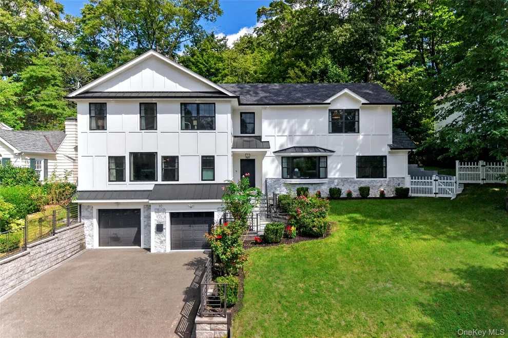 Unit for sale at 10 Chelsea Drive, North Hempstead, NY 11050