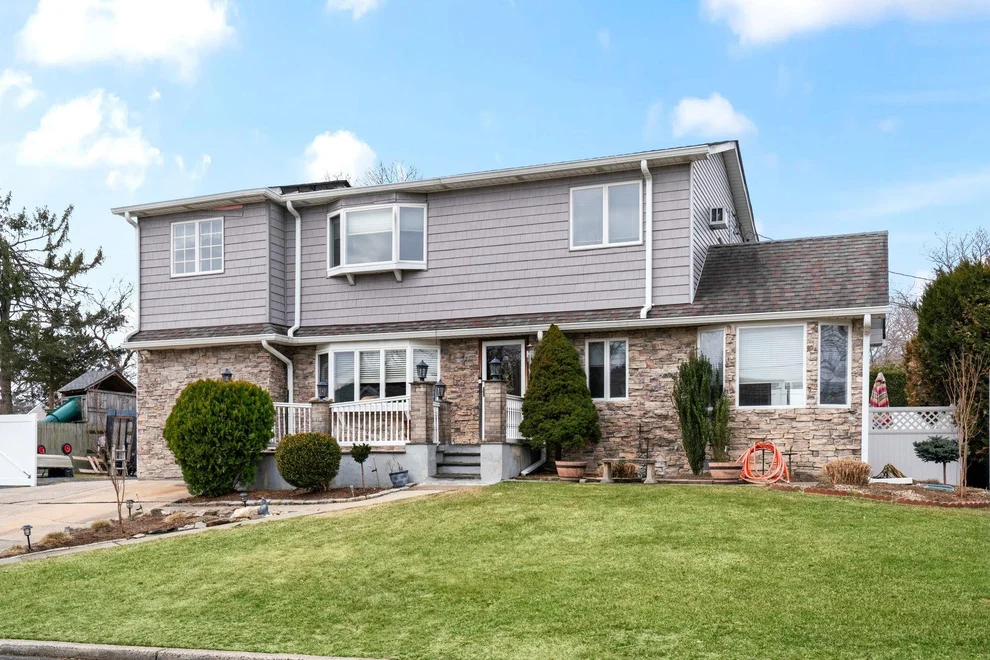 Unit for sale at 5 Sun Haven Lane, Huntington, NY 11725