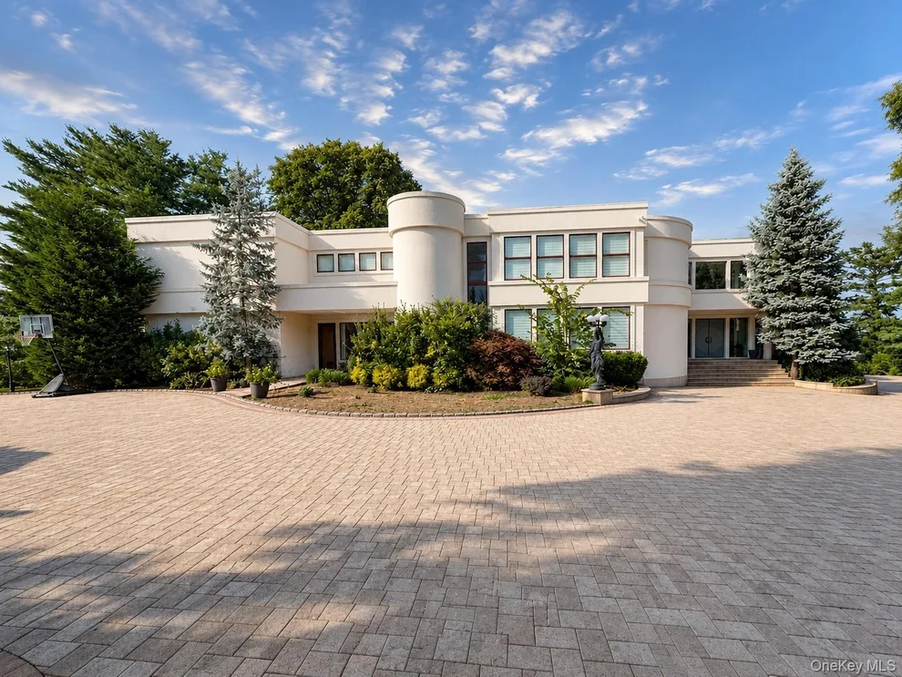 Unit for sale at 9 Dock Lane, North Hempstead, NY 11024