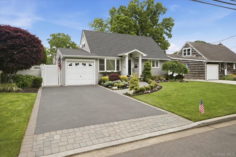 Unit for sale at 272 Hamilton Avenue, Oyster Bay, NY 11758