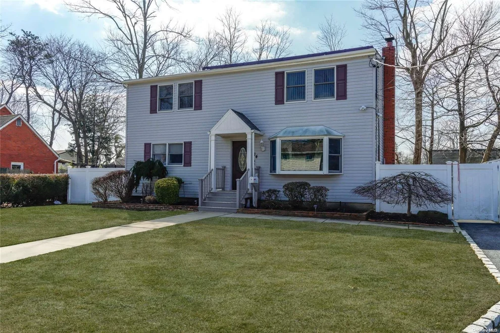 Unit for sale at 14 Hillside Road, Babylon, NY 11729