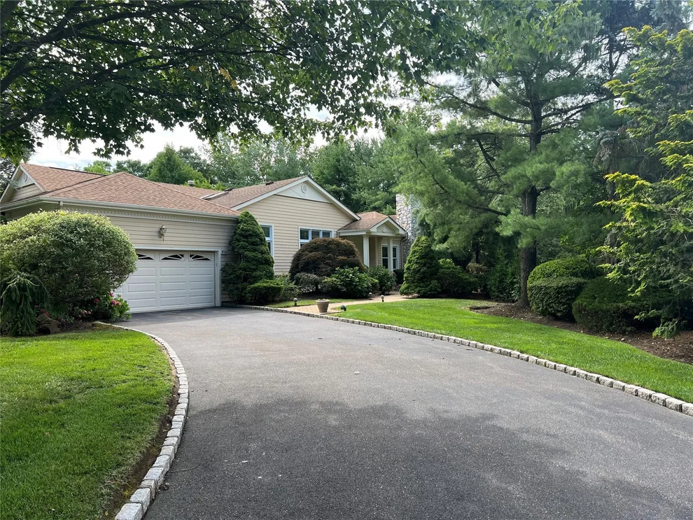 Unit for sale at 489 Links Drive S, North Hempstead, NY 11576