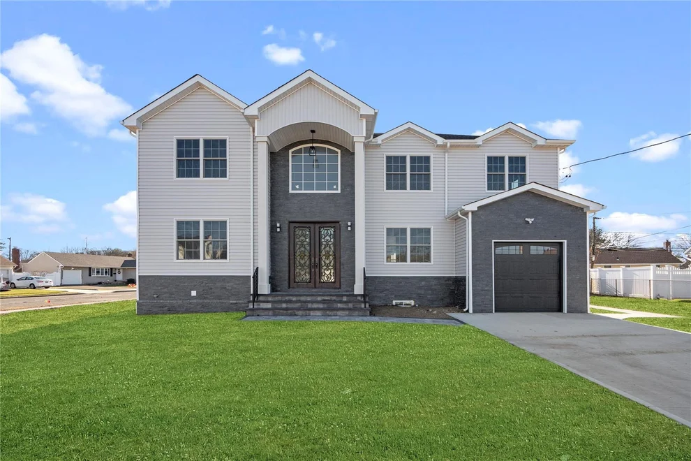 Unit for sale at 66 Berkshire Road, Oyster Bay, NY 11714