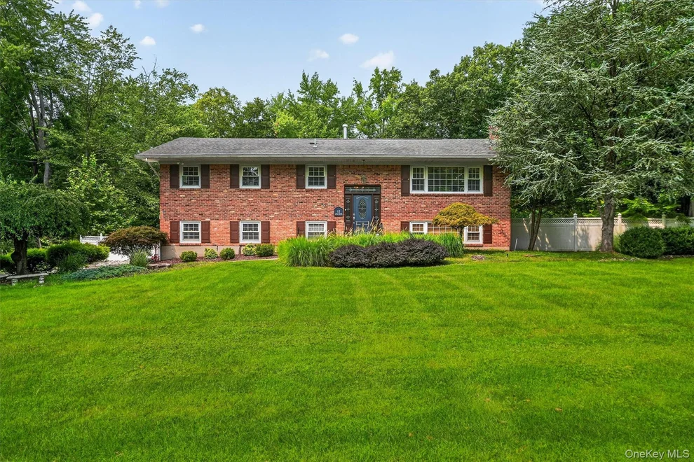 Unit for sale at 12 Little Brook Lane, Clarkstown, NY 10956