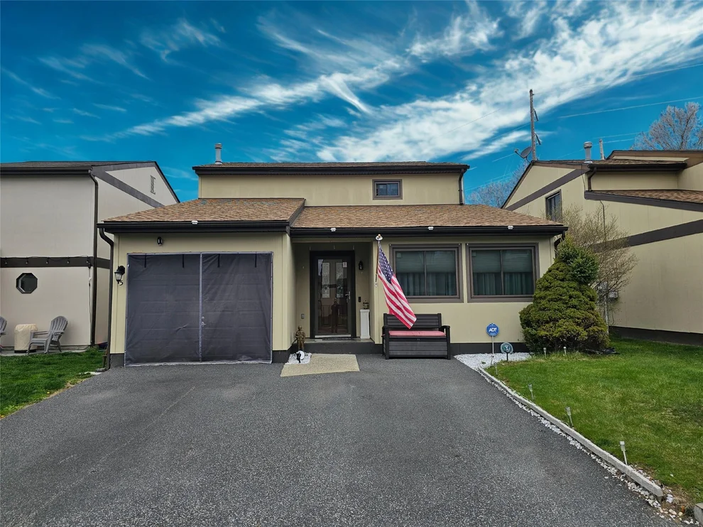 Unit for sale at 5 Abingdon Mews, Wallkill, NY 10940