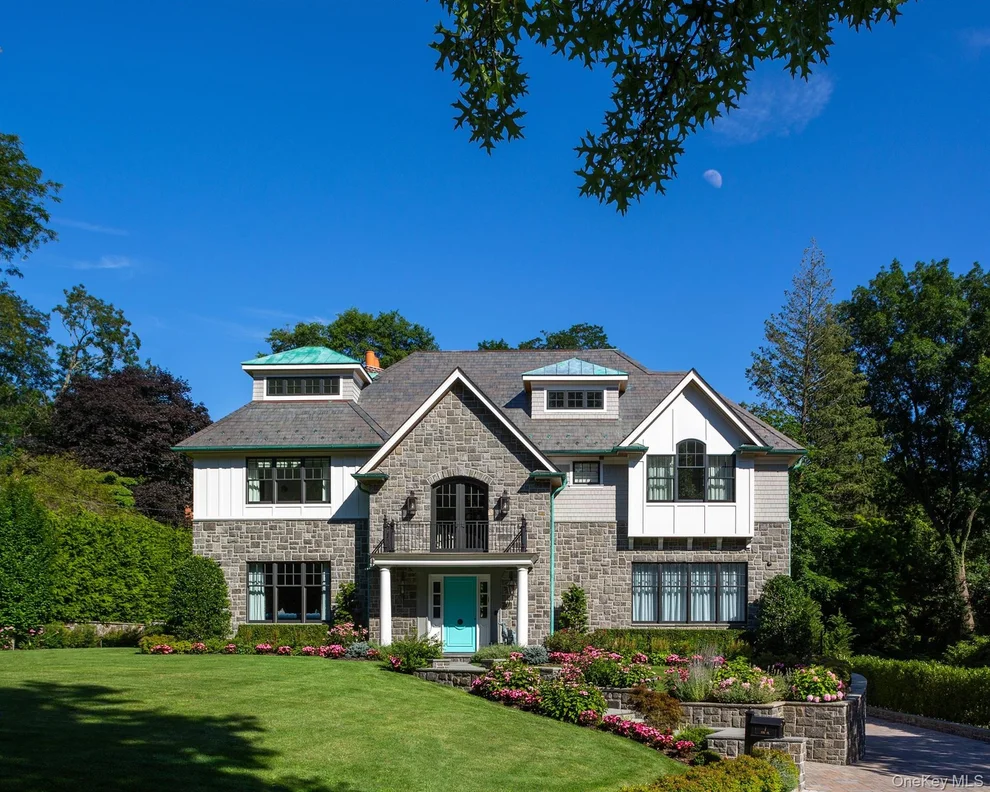 Unit for sale at 7 Pine Drive, North Hempstead, NY 11021