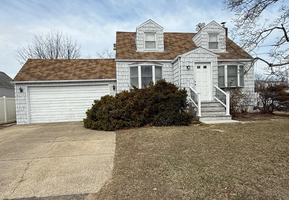Unit for sale at 215 Audley Court, Babylon, NY 11726
