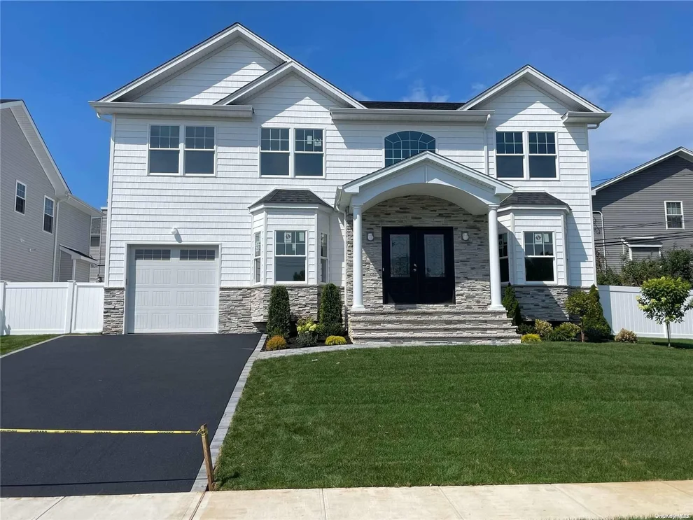 Unit for sale at 56 Syosset Circle, Oyster Bay, NY 11791