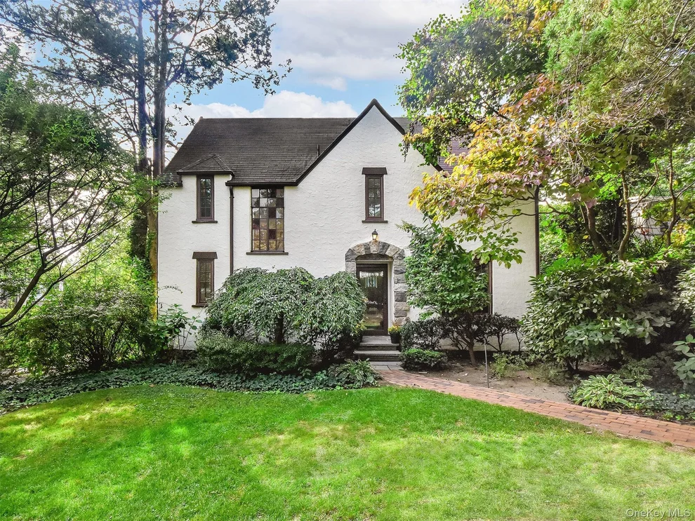 Unit for sale at 27 Oakland Drive, North Hempstead, NY 11050