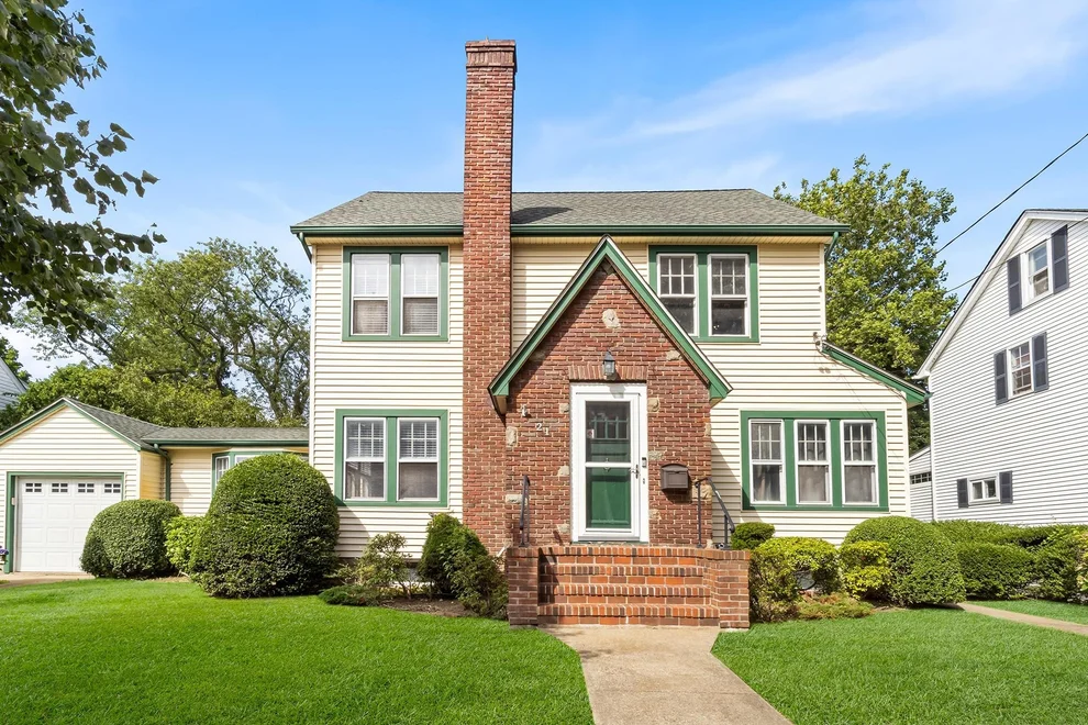 Unit for sale at 21 Columbia Place, Hempstead, NY 11566