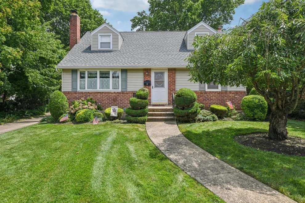 Unit for sale at 91 Dewey Avenue, North Hempstead, NY 11507