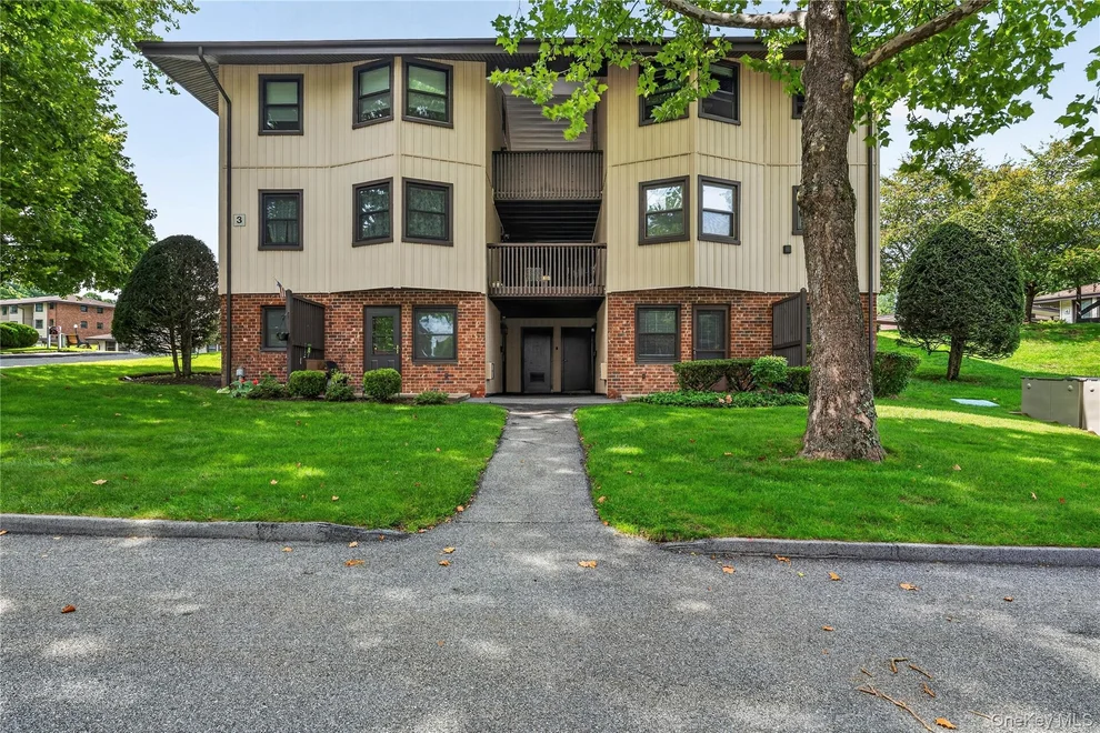 Unit for sale at 3 Hampton Court, Yorktown, NY 10598