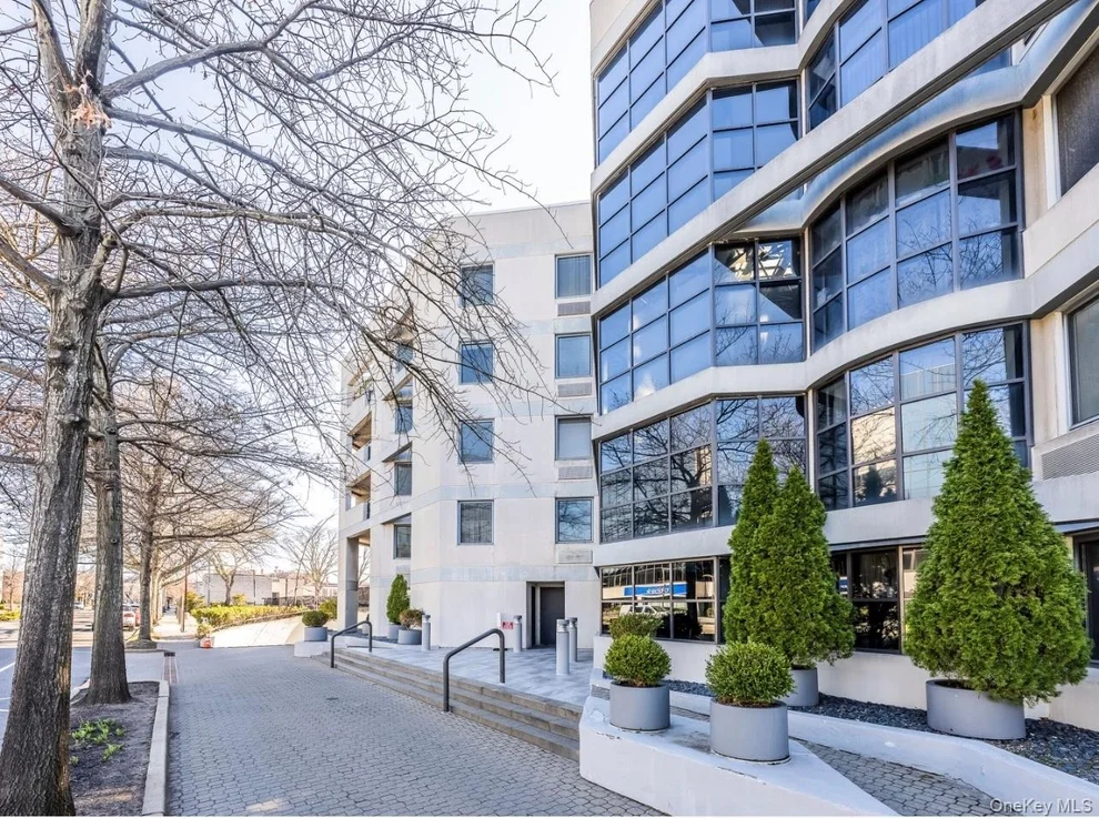 Unit for sale at 100 Great Neck Road, North Hempstead, NY 11021