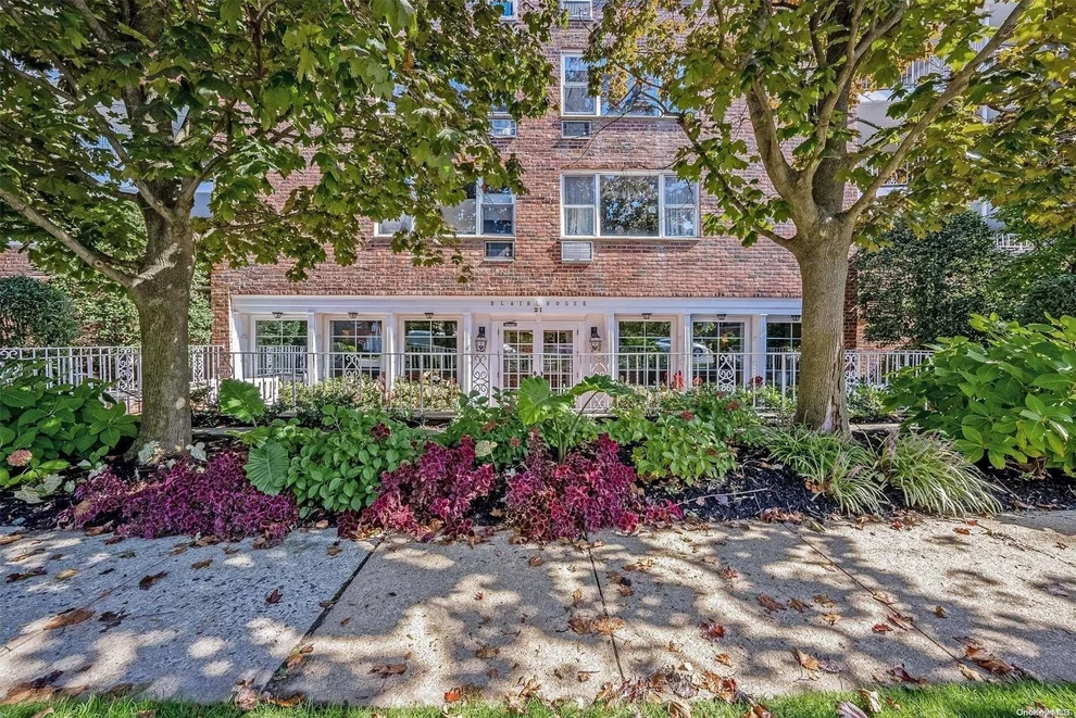 Unit for sale at 21 Chapel Place, North Hempstead, NY 11021