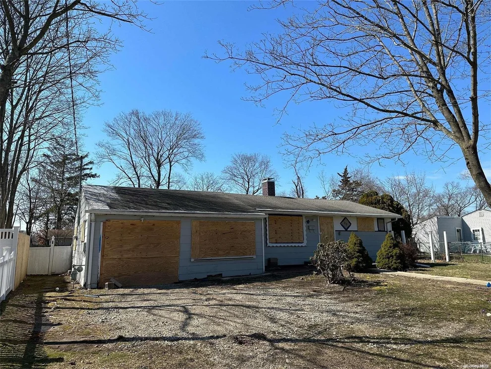 Unit for sale at 20 Marie Lane, Islip, NY 11722