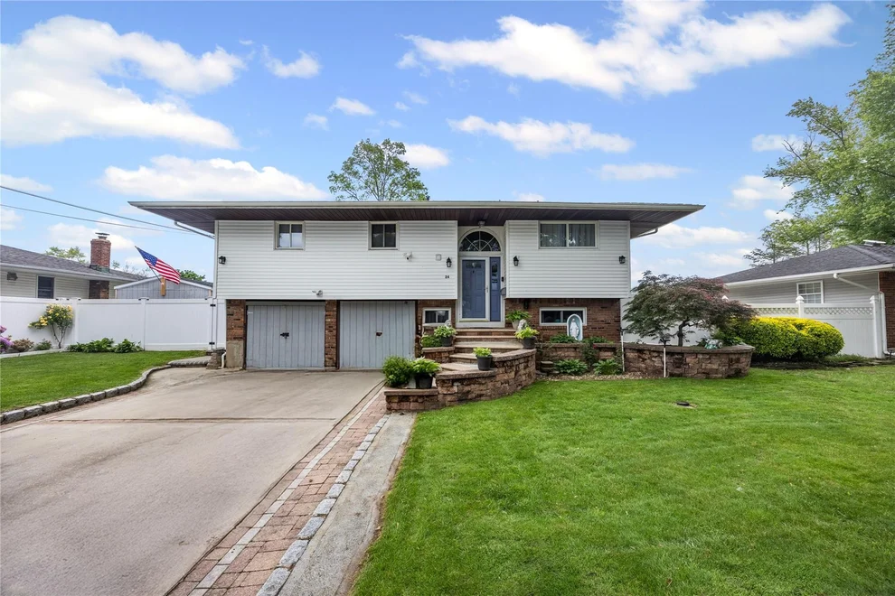 Unit for sale at 24 Sugarwood Lane, Huntington, NY 11725