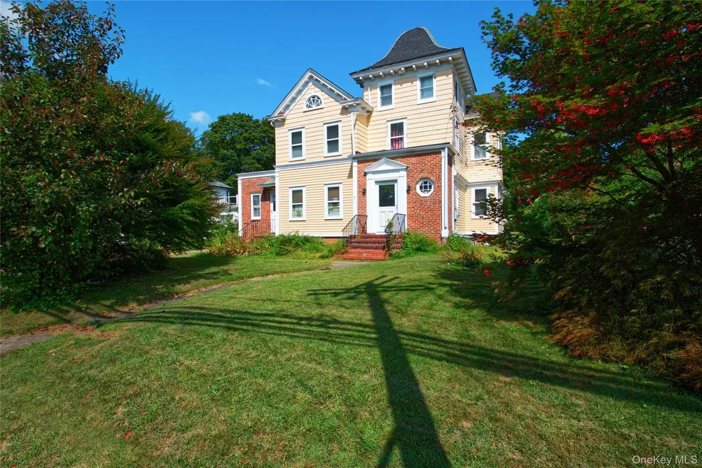 Unit for sale at 107 Warner Avenue, North Hempstead, NY 11577