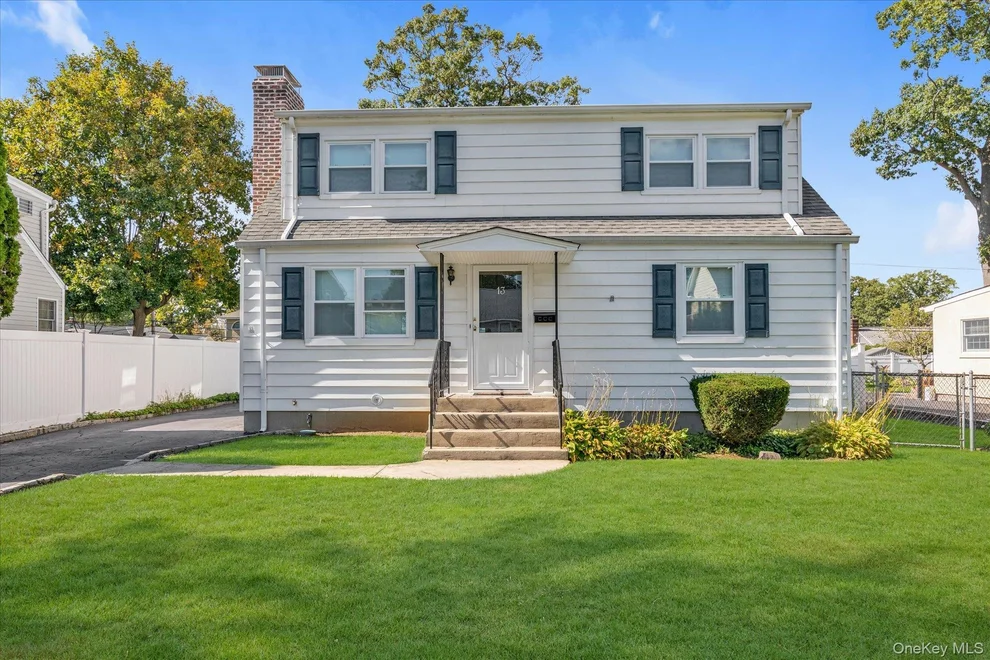 Unit for sale at 13 Inwood Road, Glen Cove, NY 11542