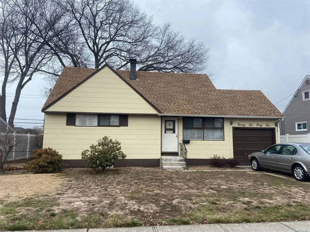 Unit for sale at 2245 Plum Tree Road N, North Hempstead, NY 11590