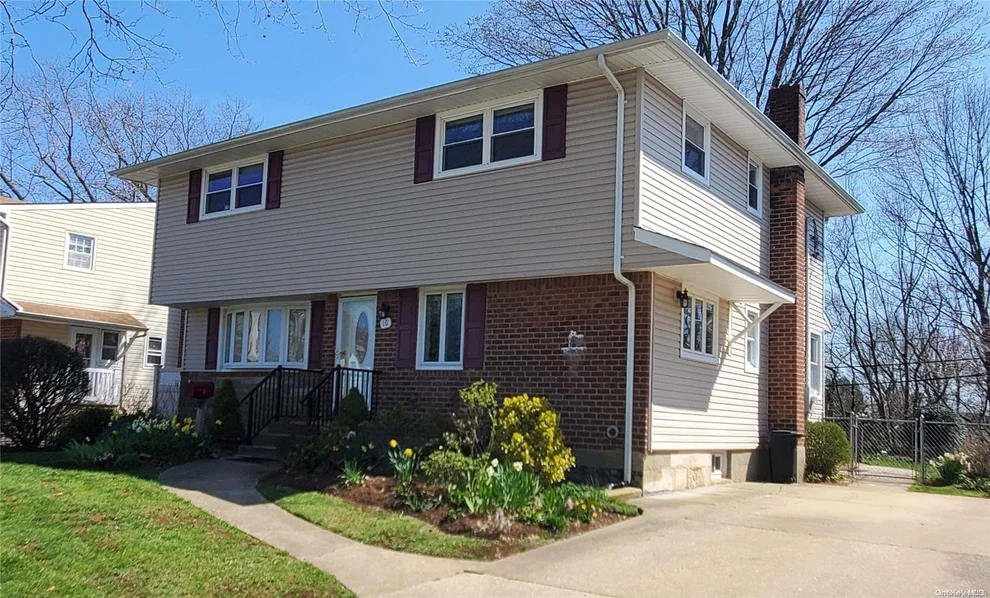 Unit for sale at 10 Fox  Pl, Oyster Bay, NY 11801