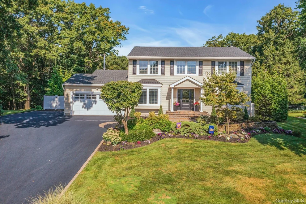 Unit for sale at 7 Stonehurst Lane, Huntington, NY 11746