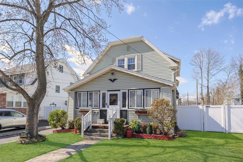 Unit for sale at 2982 Bayview Court, Hempstead, NY 11572