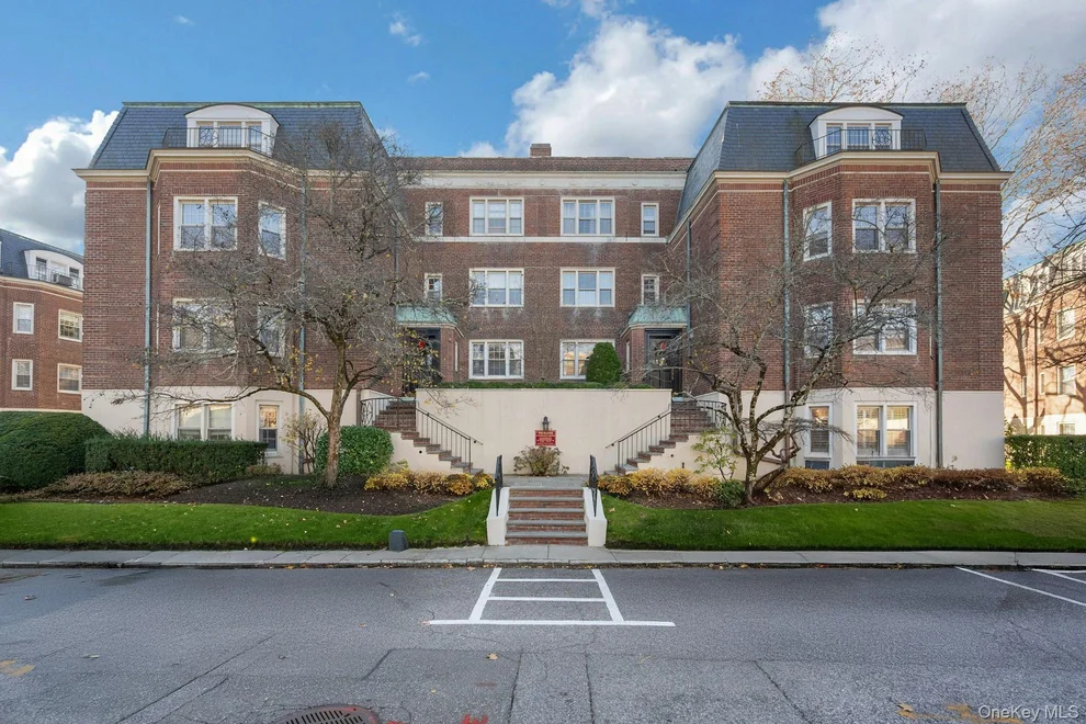 Unit for sale at 7 Chateaux Circle, Scarsdale, NY 10583