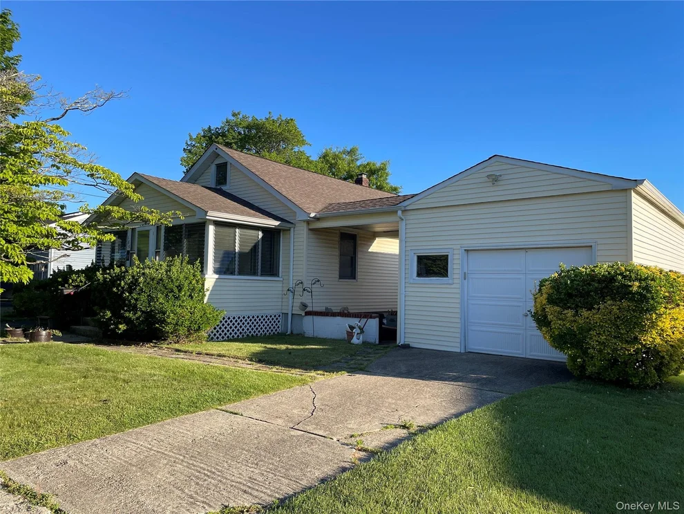 Unit for sale at 185 Seward Street, West Babylon, NY 11704